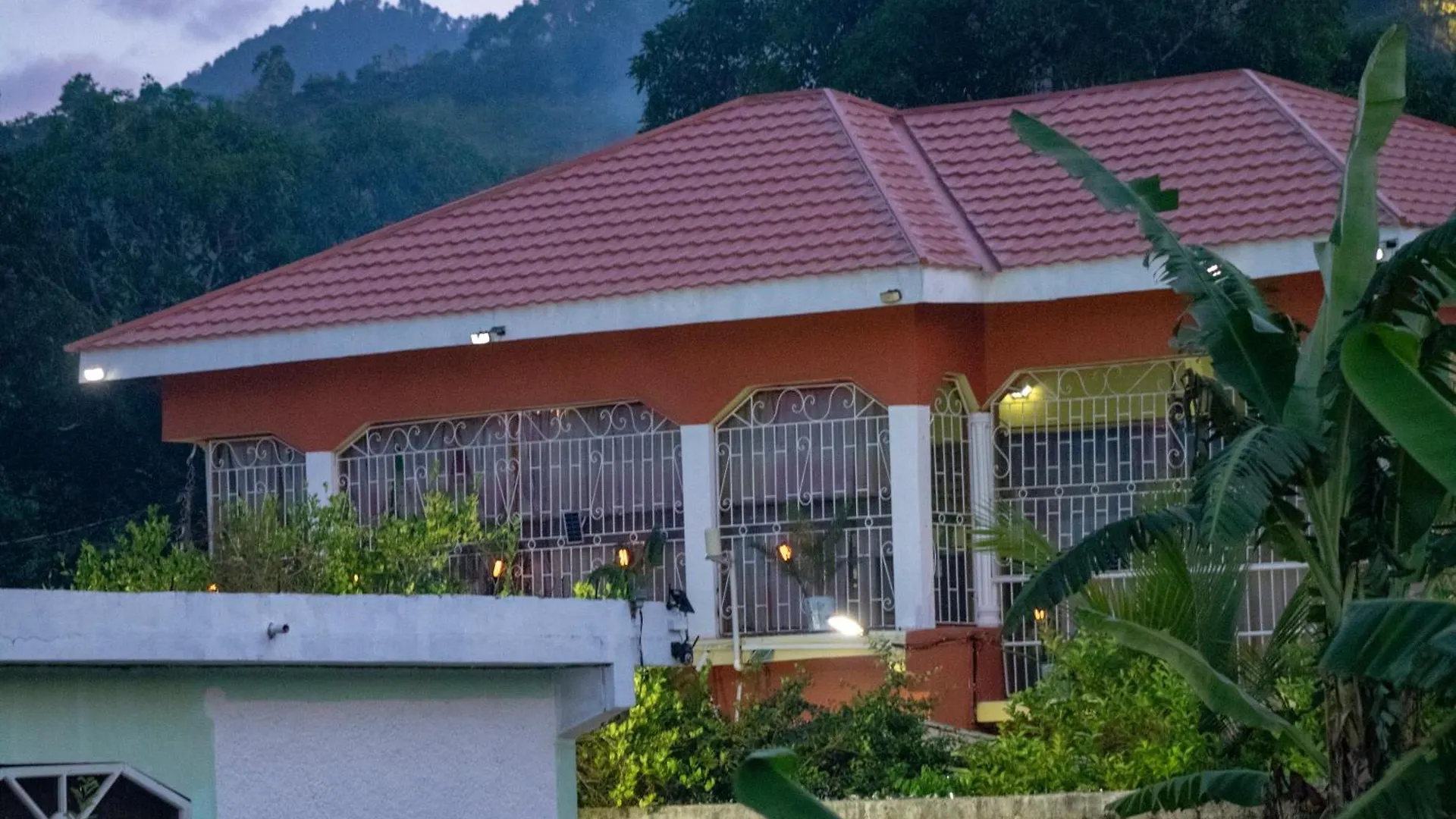Δωμάτια σε οικογενειακή κατοικία Roses Place Brown Hill Village
