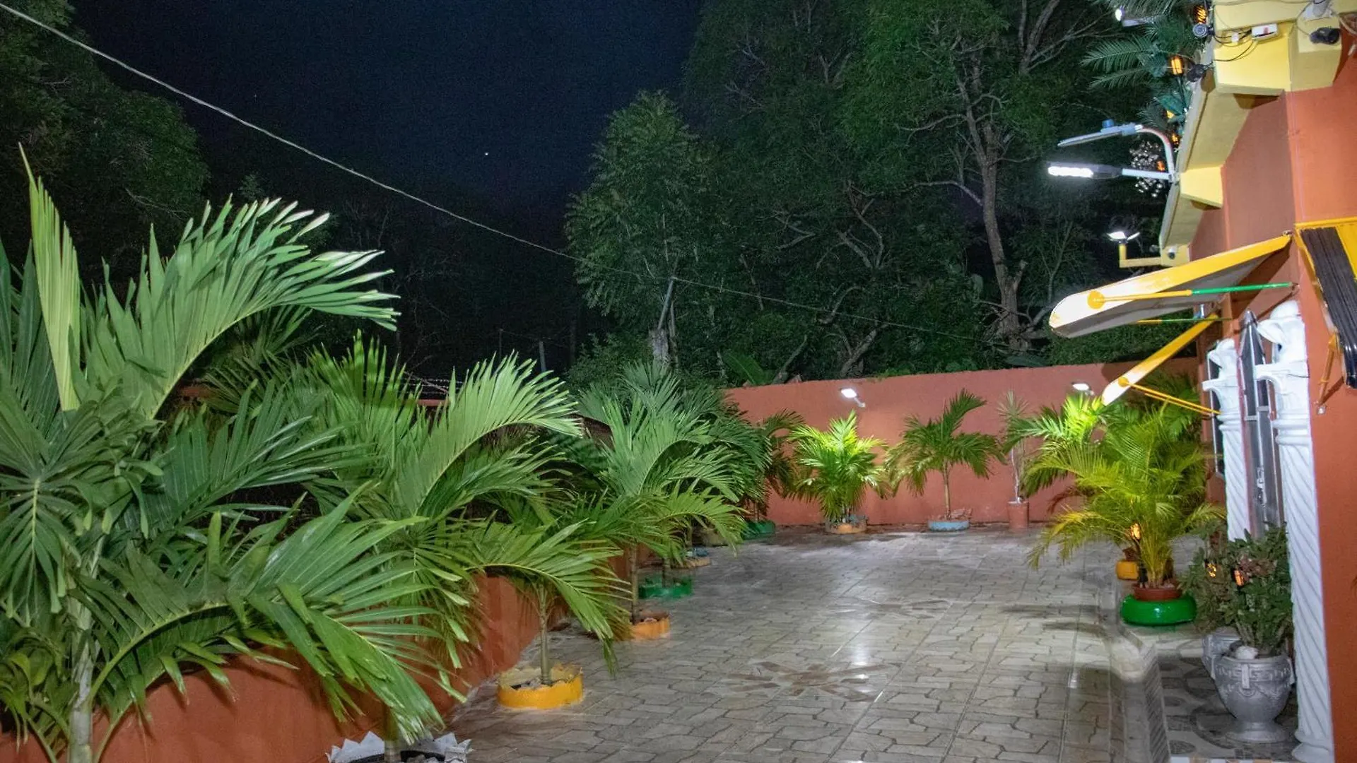 Roses Place Brown Hill Village Δωμάτια σε οικογενειακή κατοικία